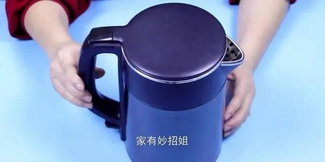 牙膏用完后剩下一个牙膏皮，很多人直接扔掉，那样就太可惜了