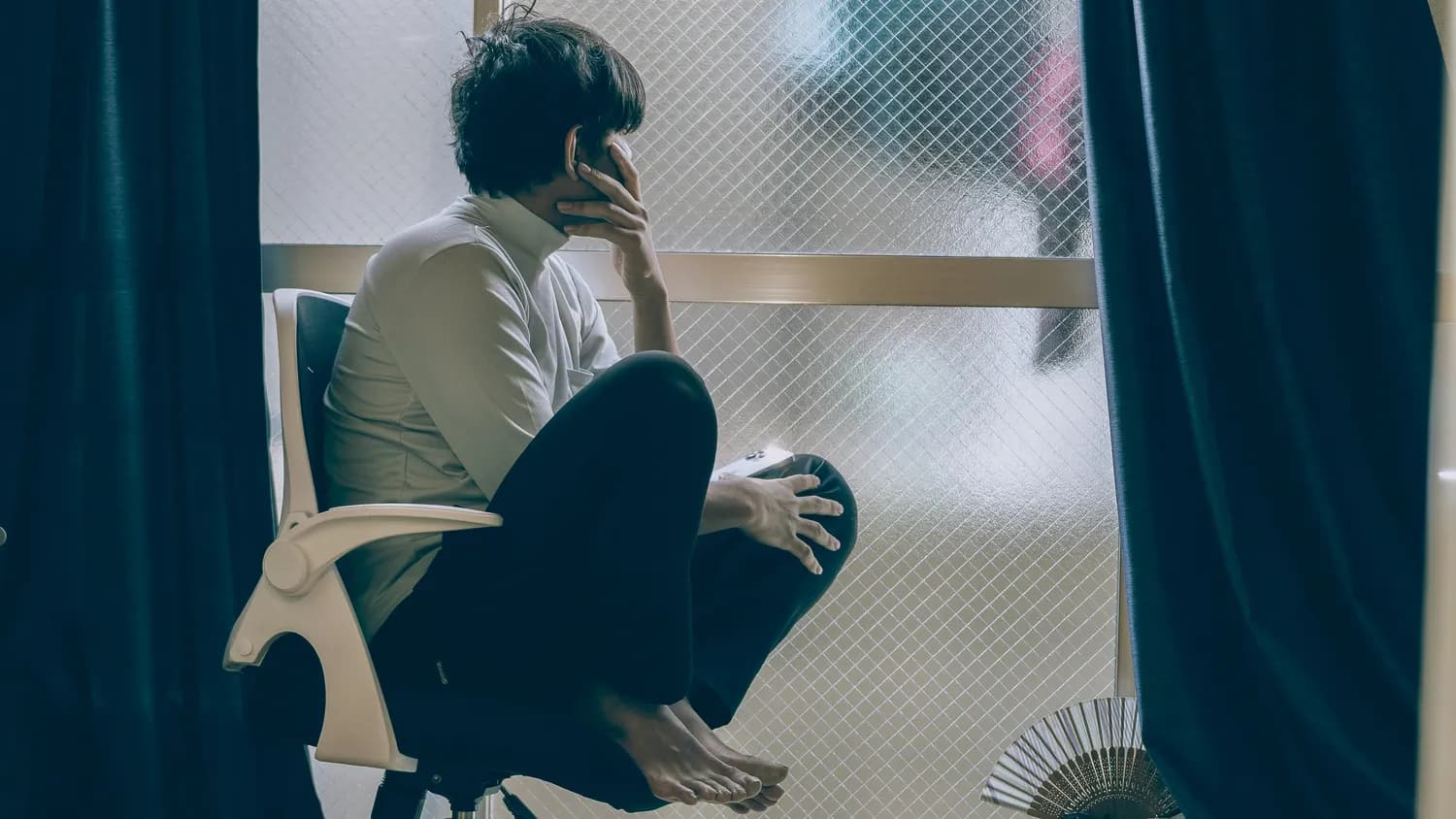 《有凤无凤皆自由》：在高压生活中寻找内心的宁静