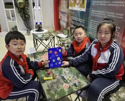 阿尔山市第一小学国防教育社团：手绘爱国心 共抒国防情