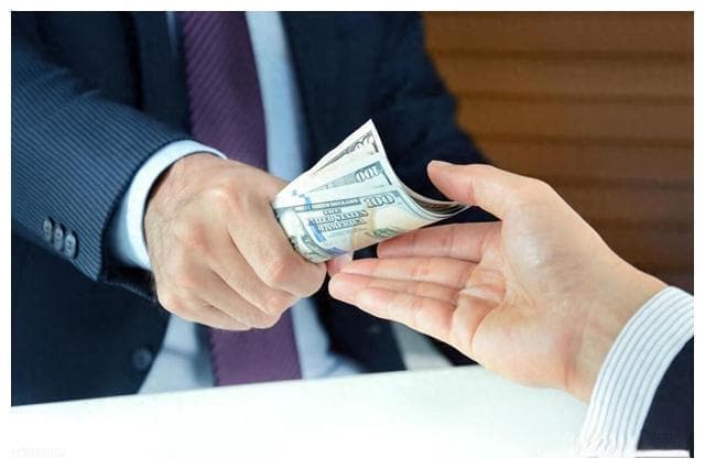 借钱的尽头是仇恨，至亲也一样。我亲哥借我30万，一分没还过