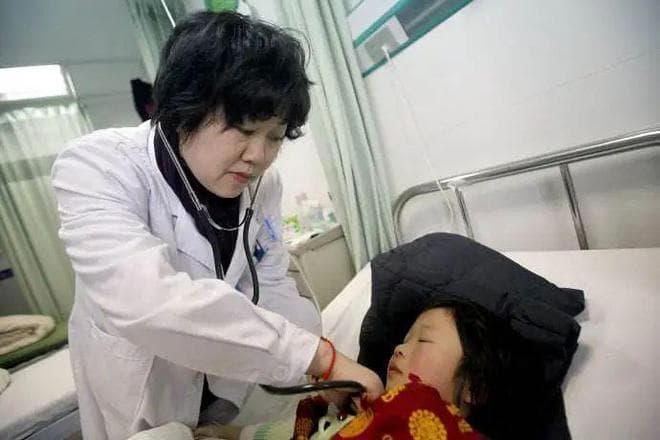 4岁女孩吃了半包干燥剂，妈妈的急救措施，医生：平时没少用心