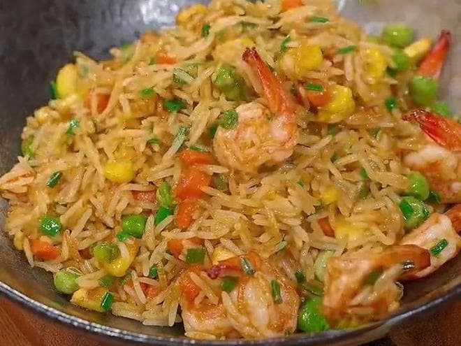 这道炒饭不仅美味可口，而且富含营养，一定能让孩子们食欲大开！