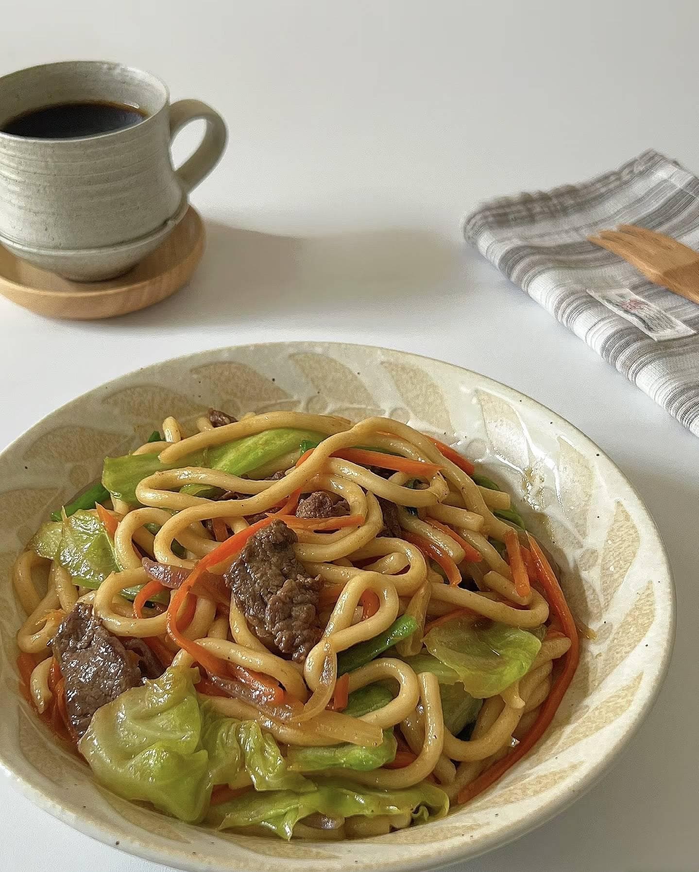 杂蔬牛肉炒乌冬面：劲道爽口超下饭，制作方法超简单！
