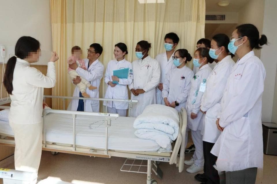 2岁患儿30多种食物过敏导致严重营养不良 洗涤菌群移植助力康复