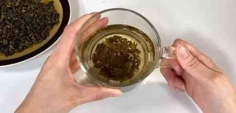 过期茶叶的妙用：泡脚、泡澡还是洗脚？科学解读其功效与风险