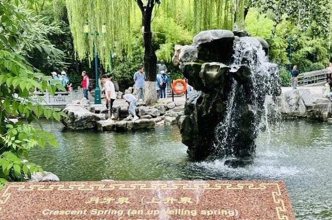 从"滴水"到"飞瀑"：济南月牙泉重现"月牙飞瀑"奇观