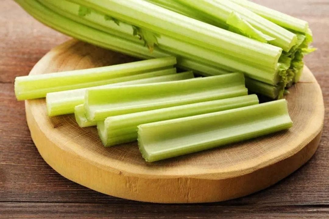 芹菜是血压的“劲敌”？医生提议：高血压患者多留意，3物要少碰
