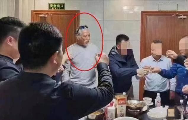 57岁张耀扬白发白须，昔日乌鸦哥老态龙钟，吸毒毁了港片大反派