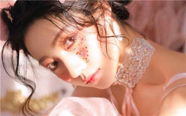 女生聊天老是发哈哈哈，如何解读她的真实情绪？