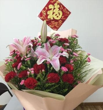 如何选择适合的花以表达感谢之情？（送花礼仪、场合及色彩的重要性）