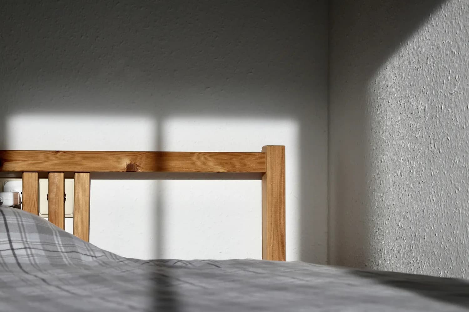 白羊座卧室装修指南：原木家具+明亮色彩，打造活力空间