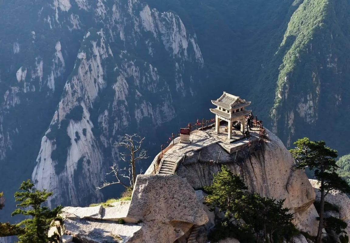 华山旅游攻略：必去十大景点排行榜，领略奇险天下第一山的魅力