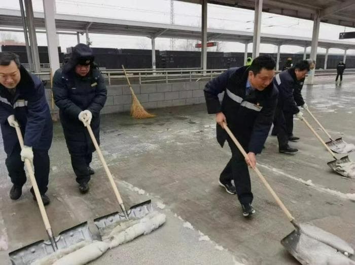 受雨雪影响京沪高铁部分列车晚点或停运  长三角铁路开行接触网除冰列车