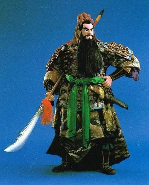 《三国演义》关羽手握青龙偃月刀，而历史上关羽用什么兵器