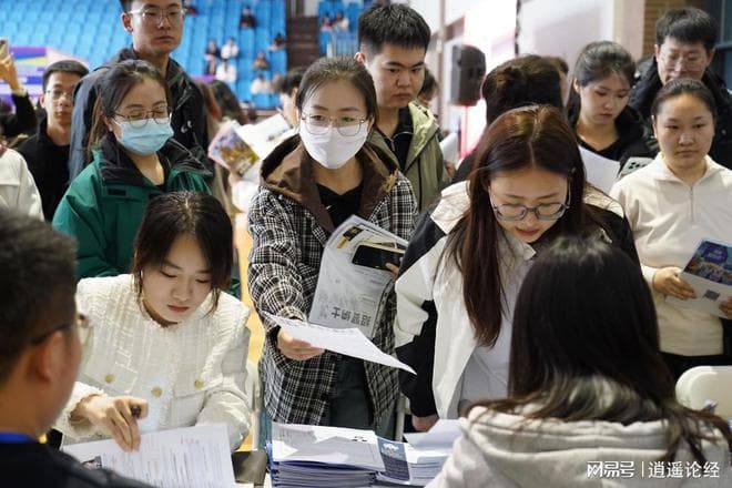 为什么有那么多的大学生都愿意报考公务员？