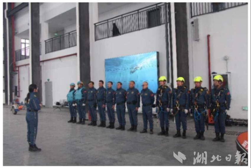 湖北航空应急救援水上训练中心启动 首次开展模拟直升机悬停救援培训