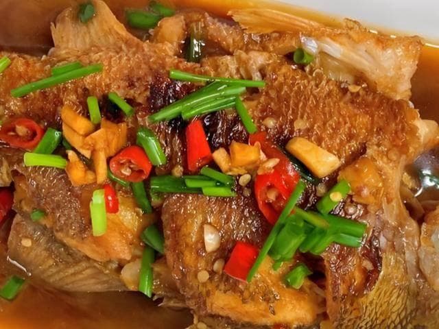 红烧鱼烹饪秘籍：打造鱼肉鲜嫩入味，拌饭绝佳的美味佳肴
