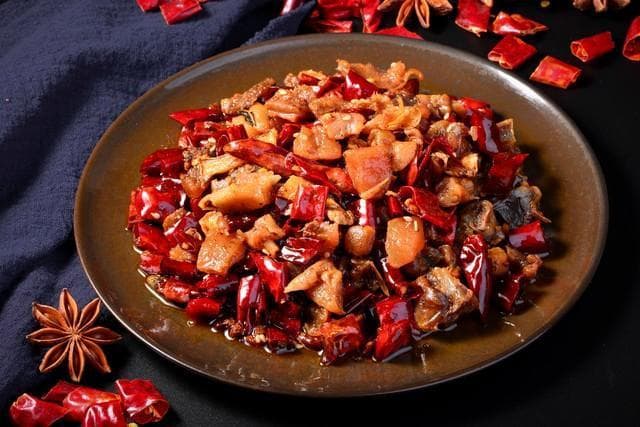 自贡鲜锅兔，一道麻辣鲜香的味觉盛宴