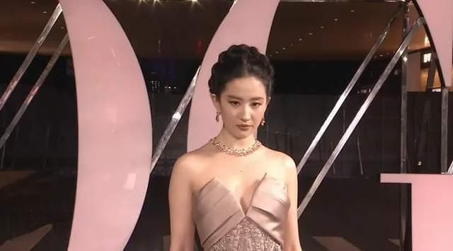 2025Vogue时尚盛典：70位明星齐聚深圳，红毯造型惊艳全场