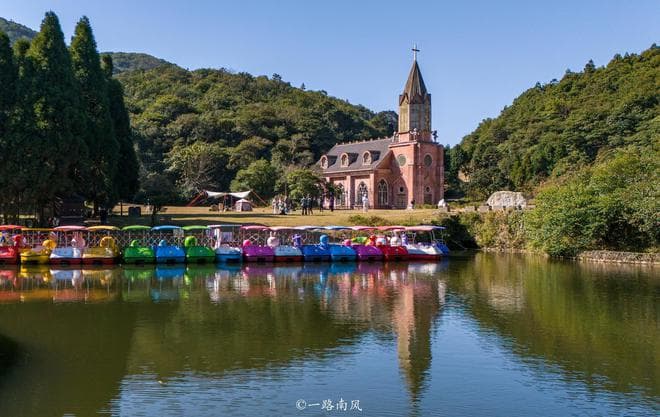玉林又一个地方走红，浓浓的欧洲风情，山上生长着大量圣诞树