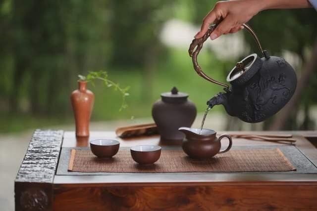 最美的十首茶诗，山中何事？松花酿酒，春水煎茶。