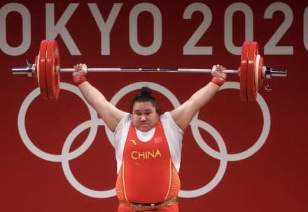 23岁李雯雯成就奥运双冠，统治女子举重大级别
