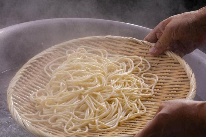 面条煮错了？水开再下锅会变成坨，教你2招救急！
