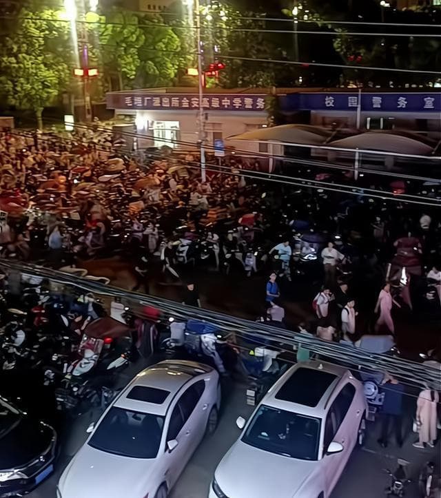 毛坦厂中学复读班招生超2万，高强度学习致有人6天后退学