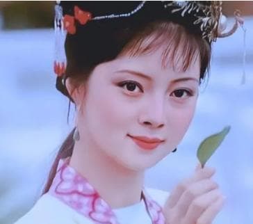 薛宝钗吃冷香丸的深层寓意：压制欲望与追求