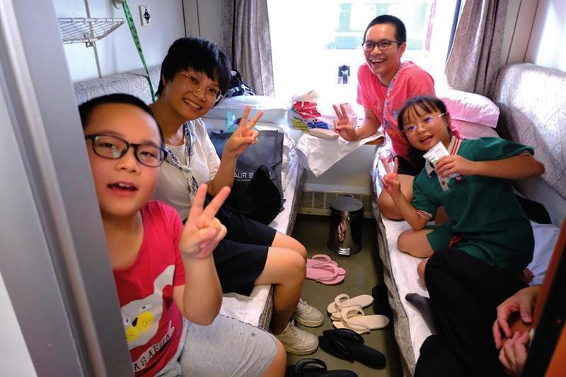 慢旅游升温 绿皮火车受带娃家长和老人青睐