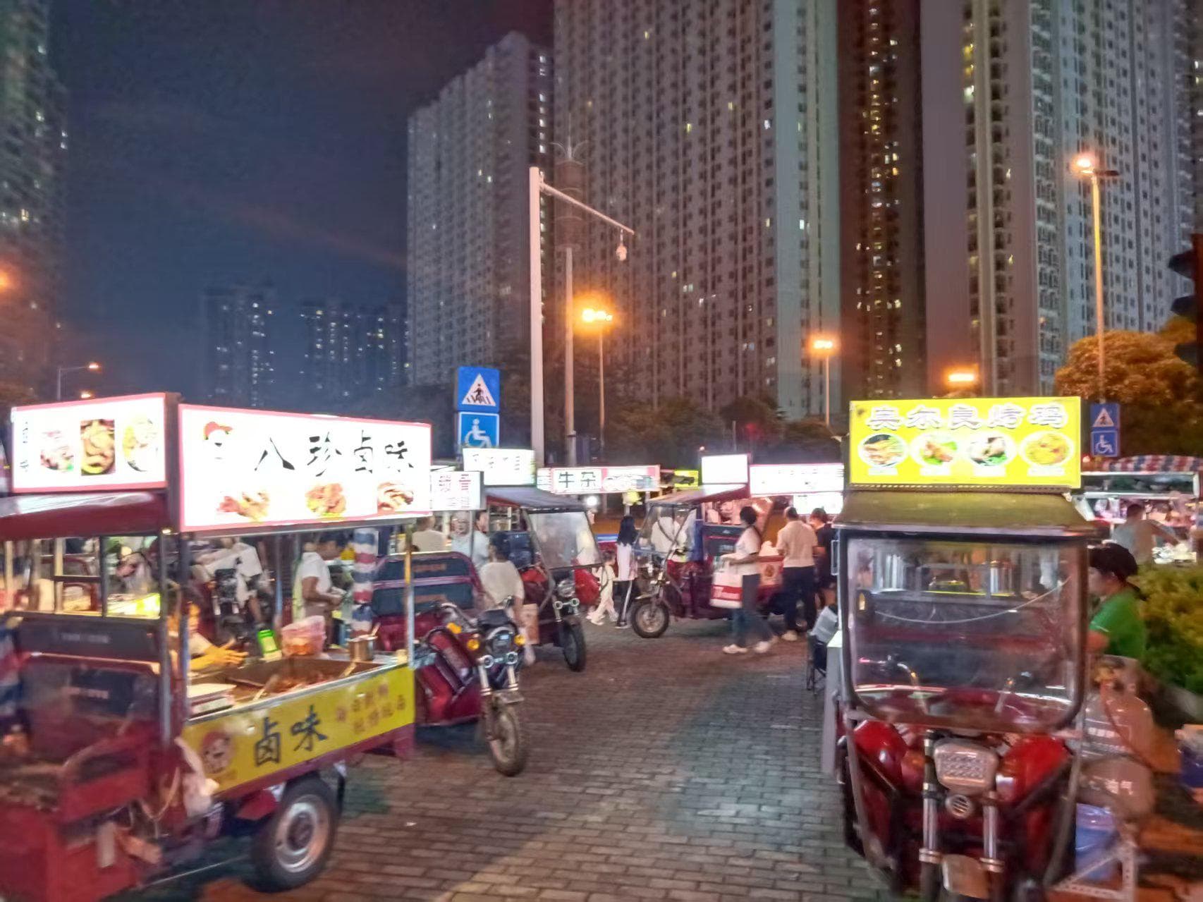 南宁遍地开花的夜市经济：承载多少人的"安居梦"？