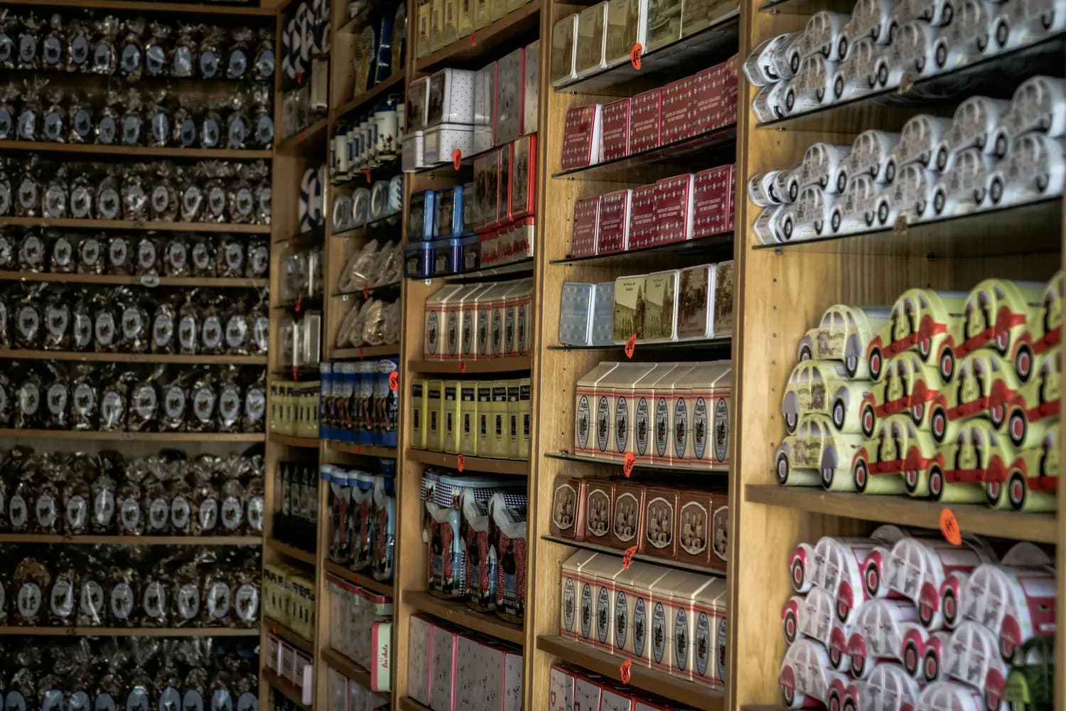 收藏品市场新宠：书画与瓷器的投资潜力