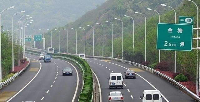 高速公路上能不能停车？在哪里停怎么操作才是安全的？一文说清楚