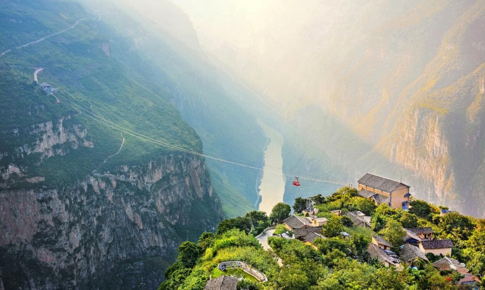 “悬崖上的村庄”古路村爆红：从徒步打卡到旅游产业化升级