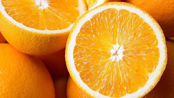 维生素B2的食物来源：牛奶、鸡蛋、瘦肉、菠菜、橙子和香蕉