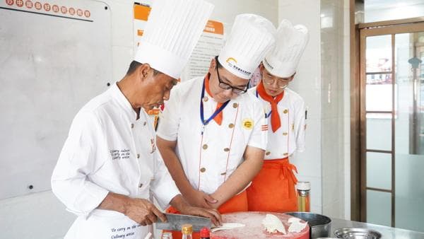 初中生学厨师烹饪有前途吗