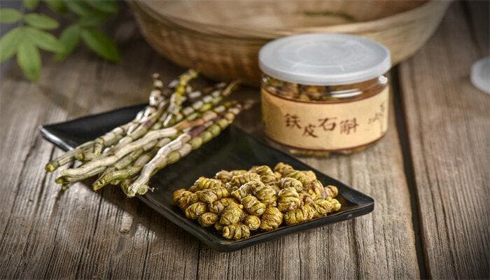 石斛养护实用指南：光照、水分、施肥、繁殖全方位详解