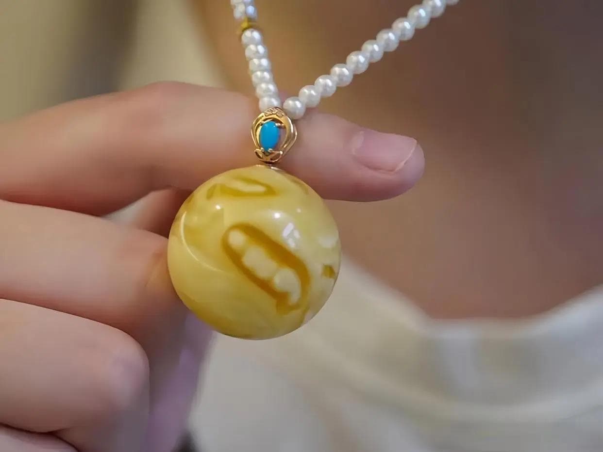 蜜蜡：亿万年时光雕琢的自然瑰宝