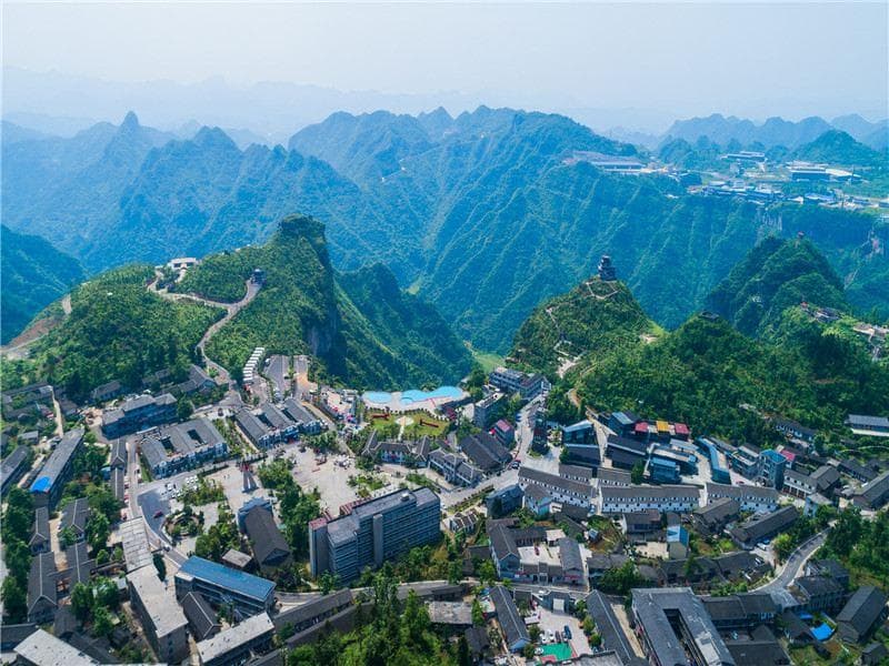 朱砂古镇景点介绍：AAAA级景区，悬崖泳池、高空滑索等特色项目