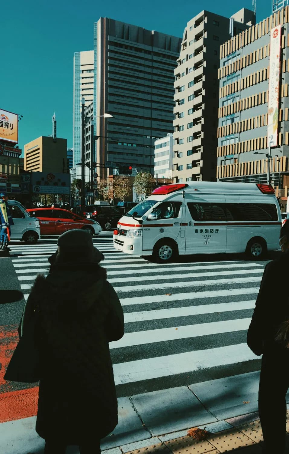 大连救护车闯红灯事故引发热议：特种车辆如何平衡紧急任务与交通安全？
