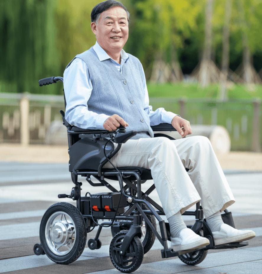 无障碍生活：如何选择适合老人专用的电动轮椅车