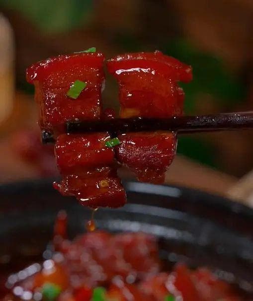 想吃红烧肉？这样做，色泽明亮，肥而不腻