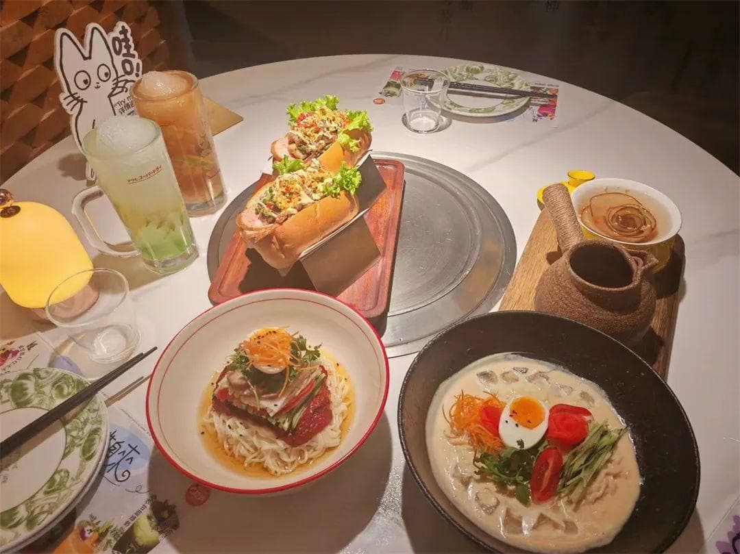 马迭尔面包+齐齐哈尔烤肉变身“东北肉夹馍”｜中央大街餐厅这些“创意”绝了！
