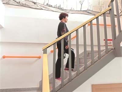 穿上“钢铁骨骼”爬楼梯、举重物，真的能轻松很多？我们帮你体验过了