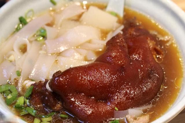 乌啦啦深夜探访成都蹄花店，畅享地道鲜美佳肴