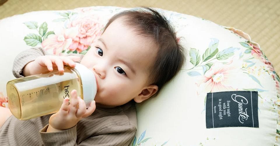 母乳用「親餵」，還是擠出來「瓶餵」？ 哪樣比較好？