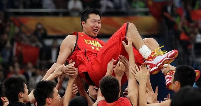 中国男篮历史上几位世界级球员的评价：刘玉栋谦逊自称不够格