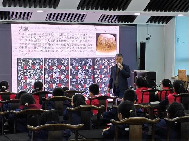 “从小学好中国字，长大做好中国人。”书法家郑小云为书法学习“划重点”
