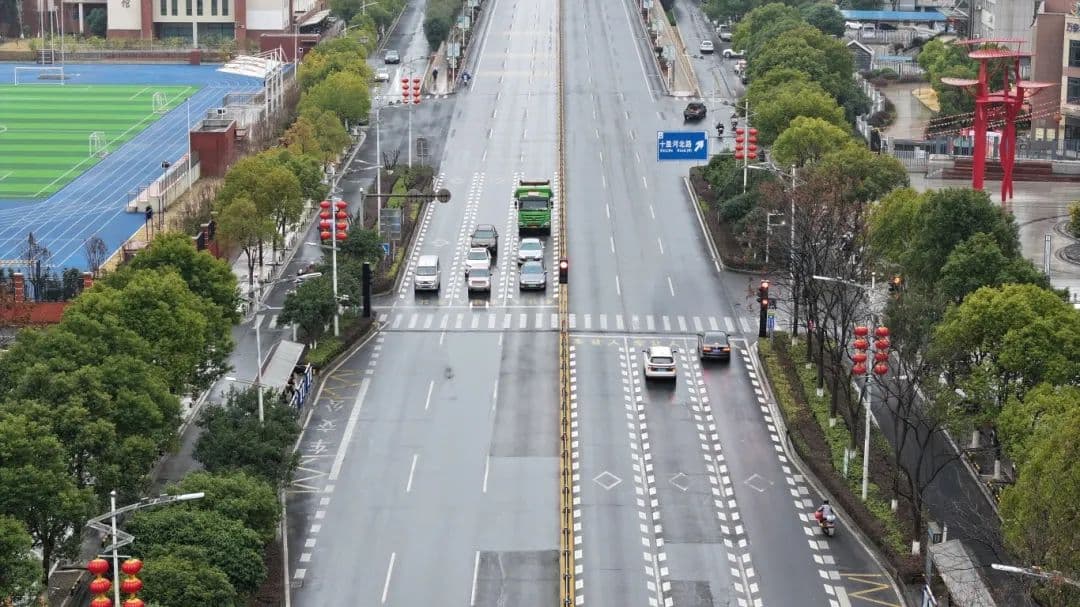 城区这些路段的斑马线新增了红绿灯，通行规则请牢记！
