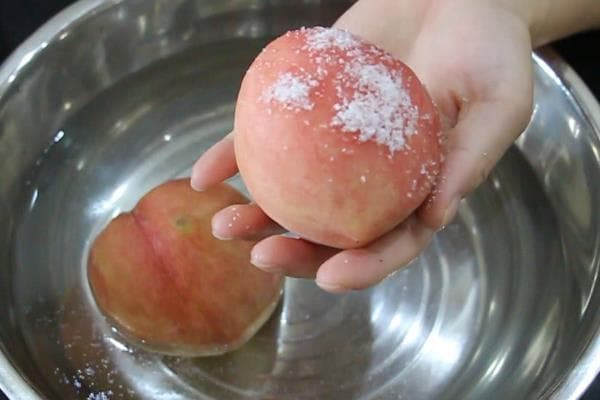 桃子清洗与保鲜全攻略：从食盐水浸泡到专业储存方法